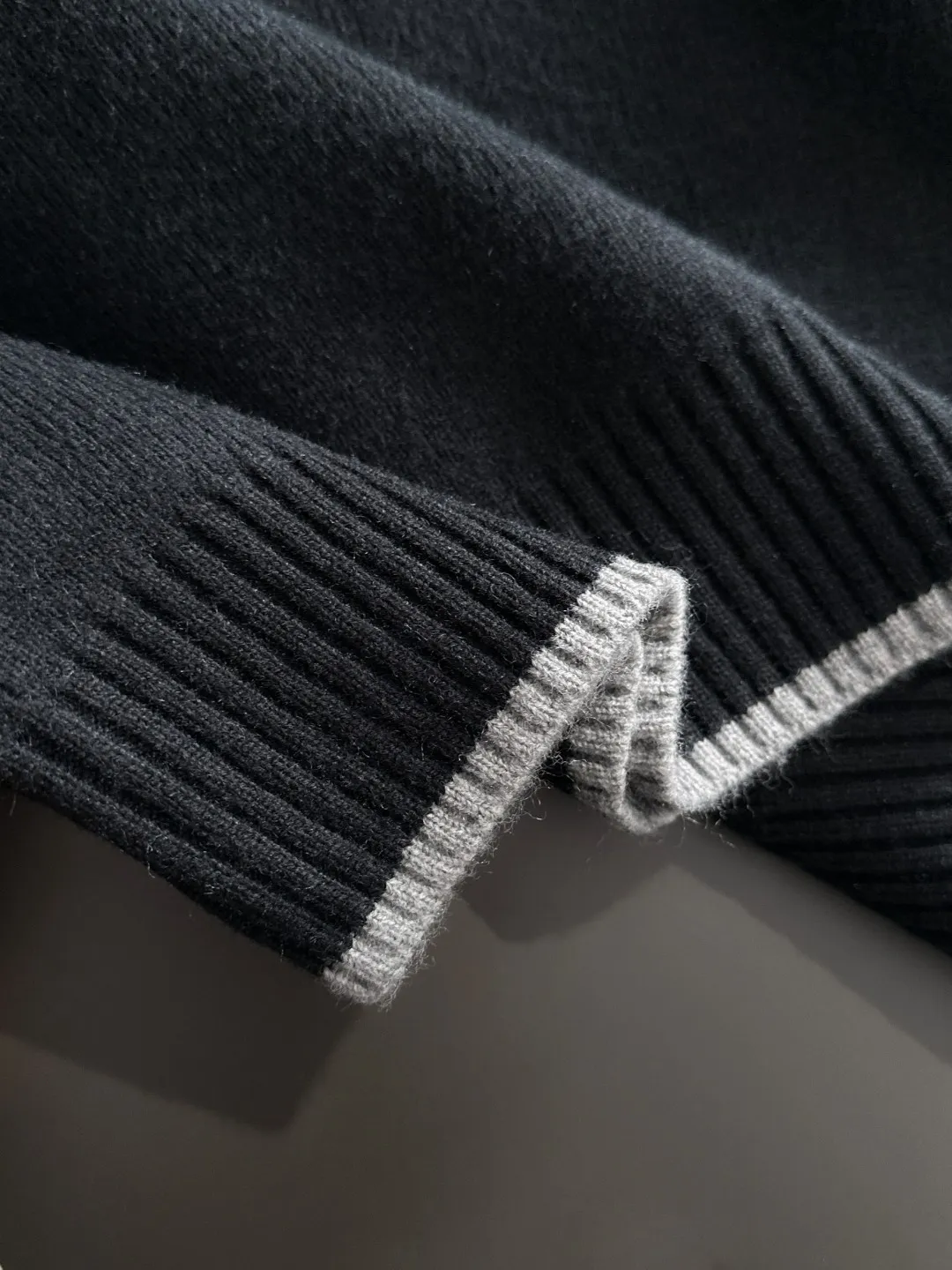 Next day shipping P360 Big Goose 2025 official website latest winter sweater, popular items are on sale at the counter simultaneously! Specially made of wool blended fabric. It feels comfortable and can be directly in contact with the skin. The logo badge is exquisitely embroidered, which is extremely eye-catching! The details highlight the fashionable charm of big brands. Exquisite workmanship. Three-dimensional cutting style. The wearing effect is invincible and handsome! All three standards are complete! Size: M-2XL